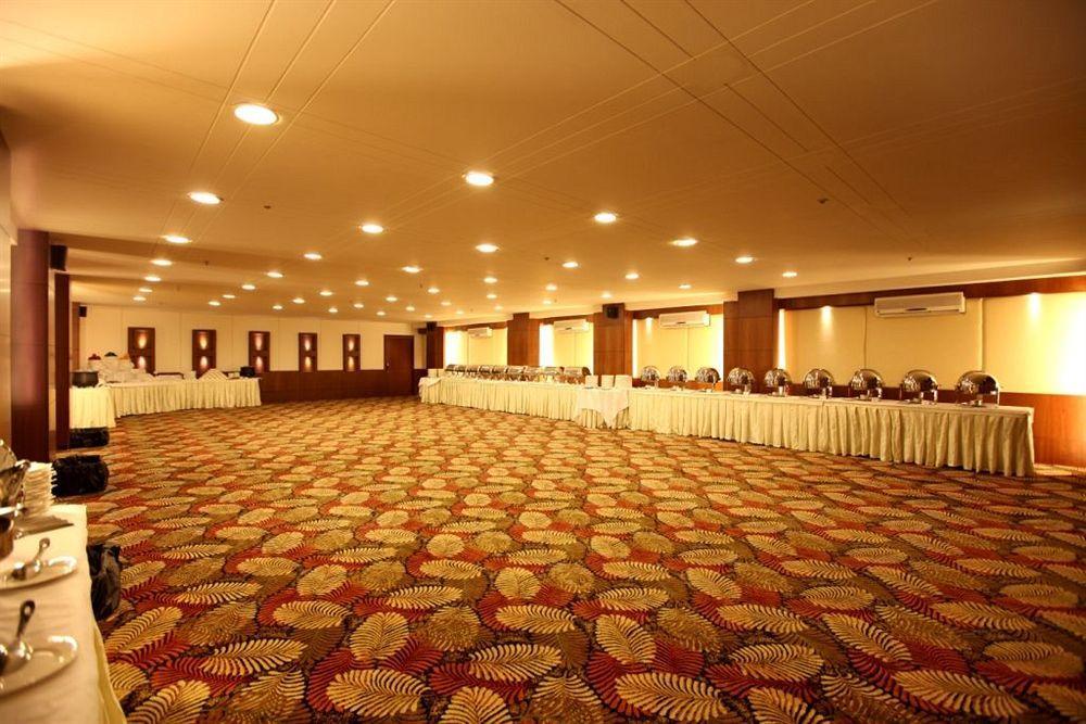 Crossroads Hotel Gurgáon Kültér fotó
