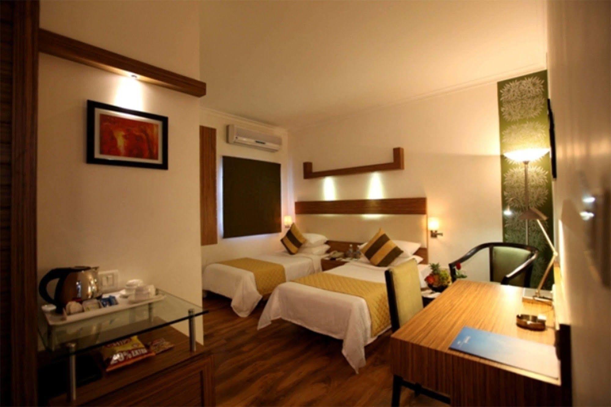 Crossroads Hotel Gurgáon Kültér fotó