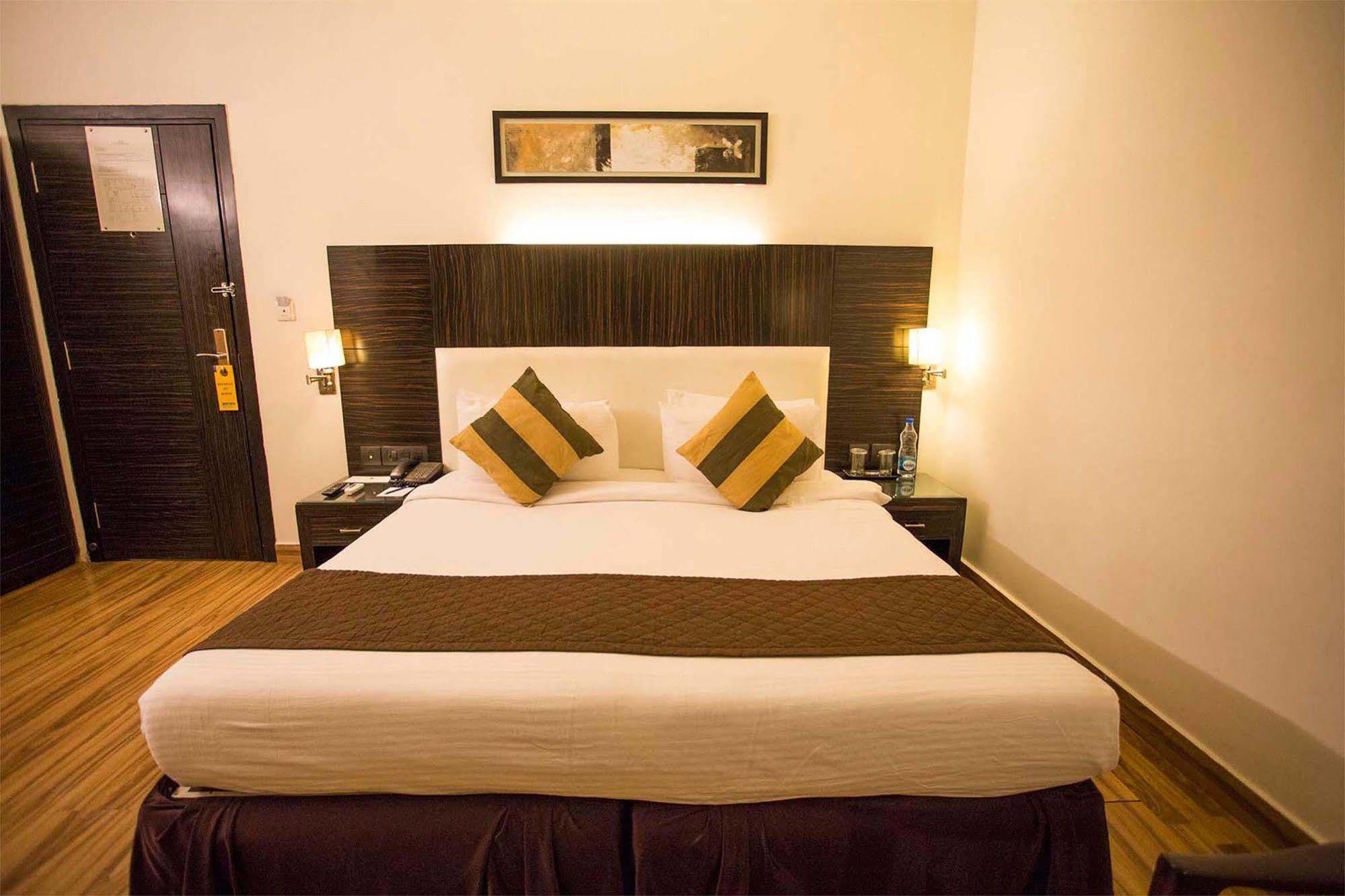 Crossroads Hotel Gurgáon Kültér fotó